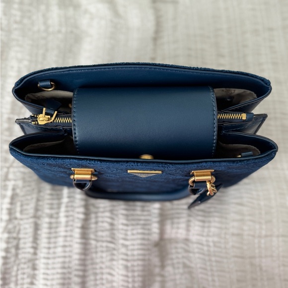 GUESS Ales Girlfriend Satchel GORGEOUS!!! - Picture 4 of 6